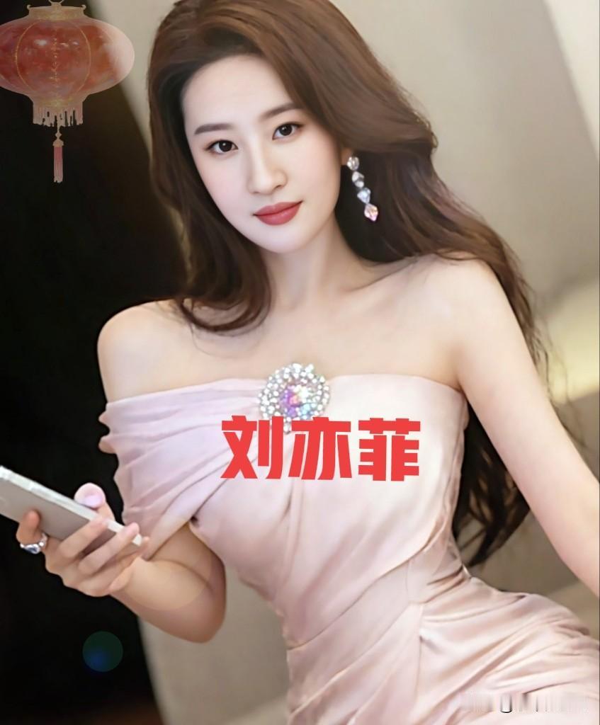 刘亦菲这造型也太美了！[比心]粉色抹胸裙，棕色长发在灯光下闪得我移不开眼，卷发温