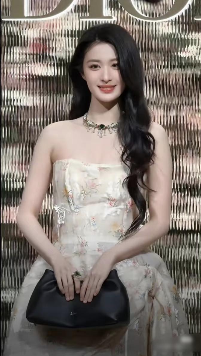 王楚然也太冤了吧，这动了谁的奶酪？
1999年的小花王楚然被称为“小刘亦菲”，眉