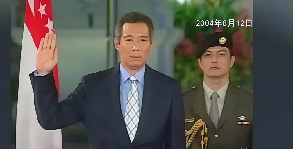 新加坡前领导人李显龙，因为接受了日本的“旭日大绶章”被中国的很多网友破口大骂。很