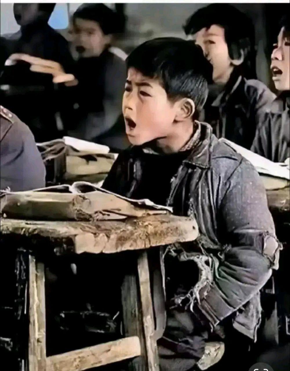 一位爸爸告诉孩子为什么要读书："一瓶水,在家里不值一毛!一瓶水,在小卖部值一块!