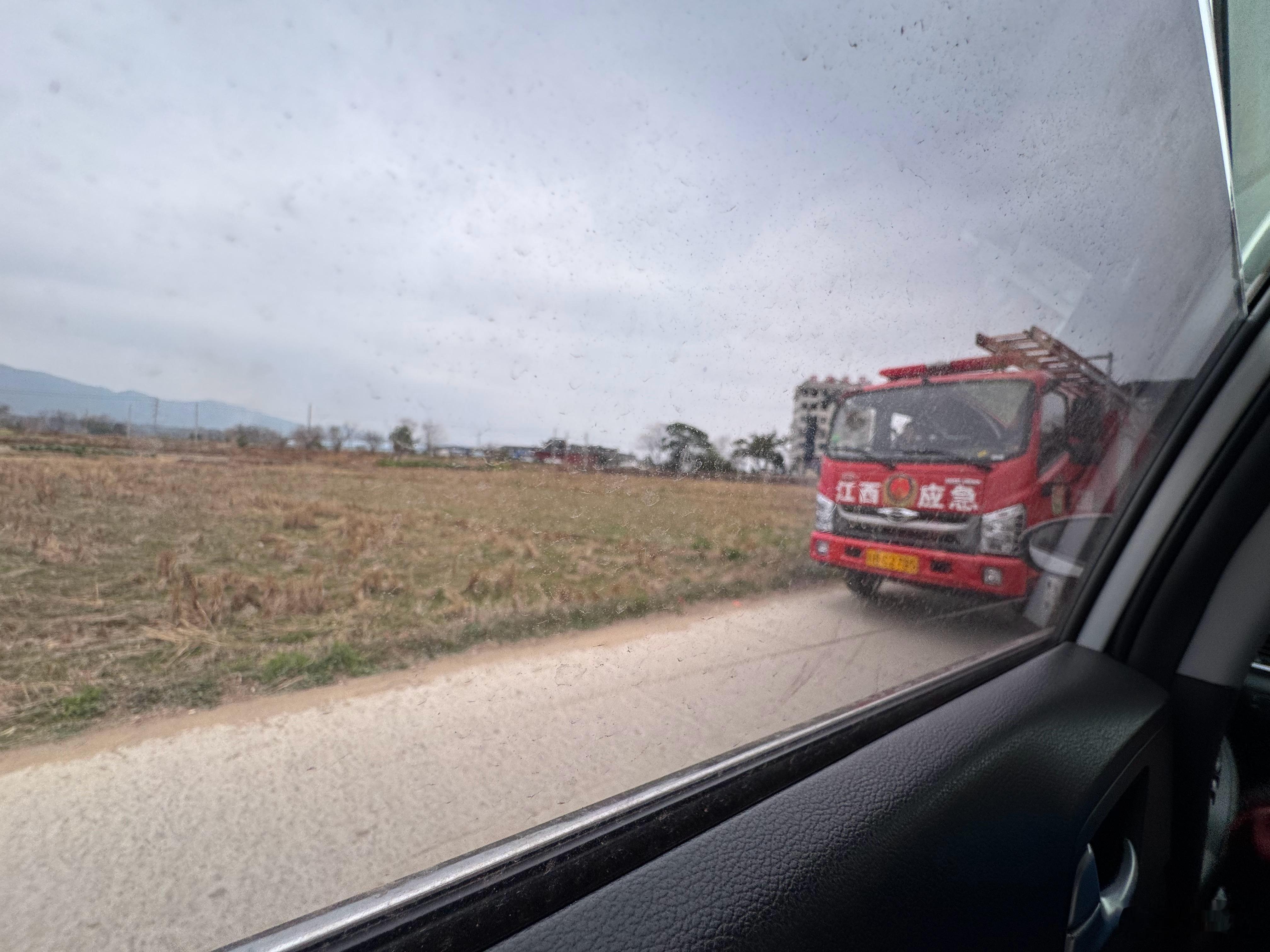 不知道村里哪里的山着火了，消防车都来了。 