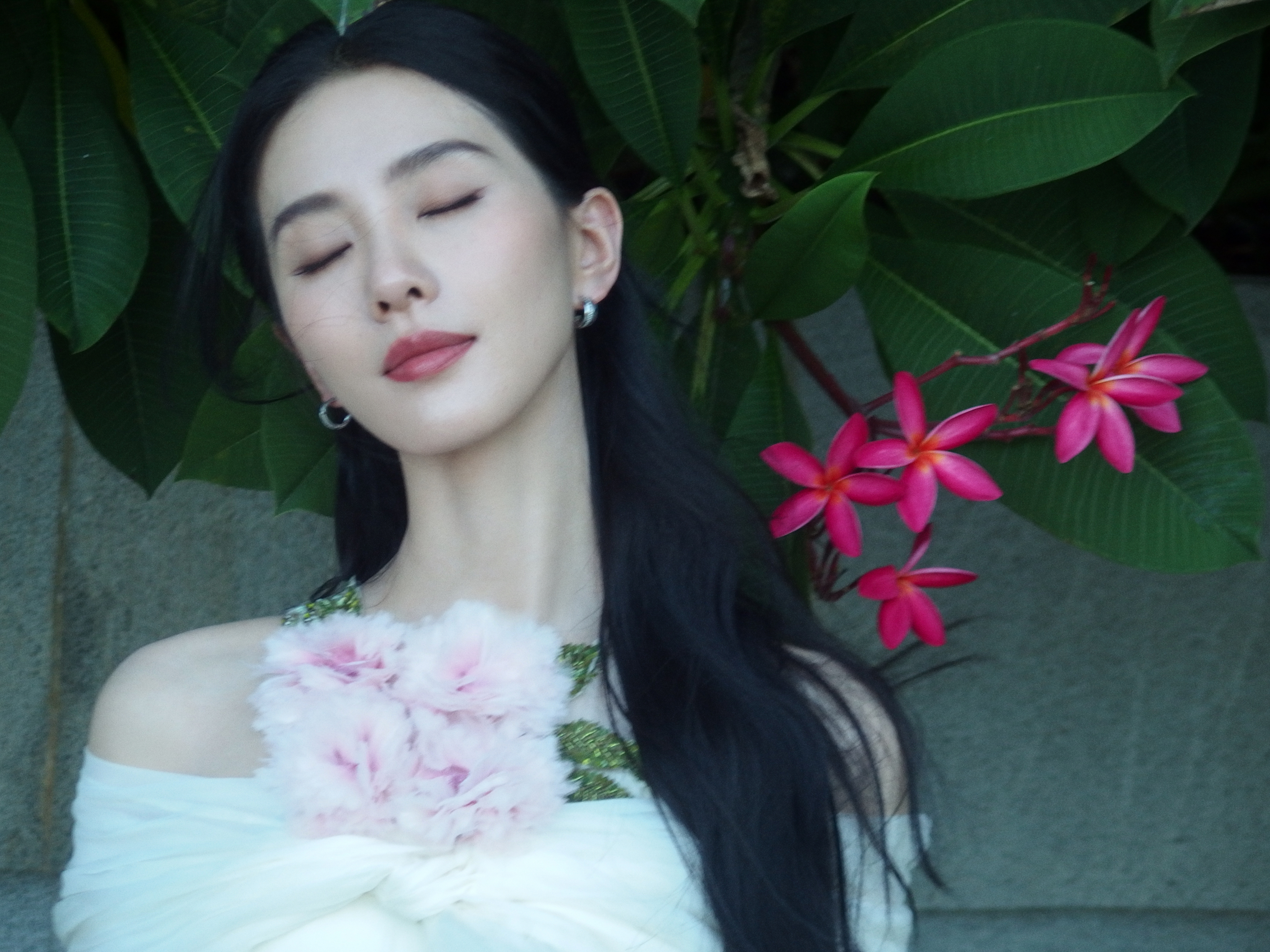 #刘诗诗[超话]##板报速报# 自在舒展的缱绻诗意，在裙褶与浪花中流淌。#刘诗诗