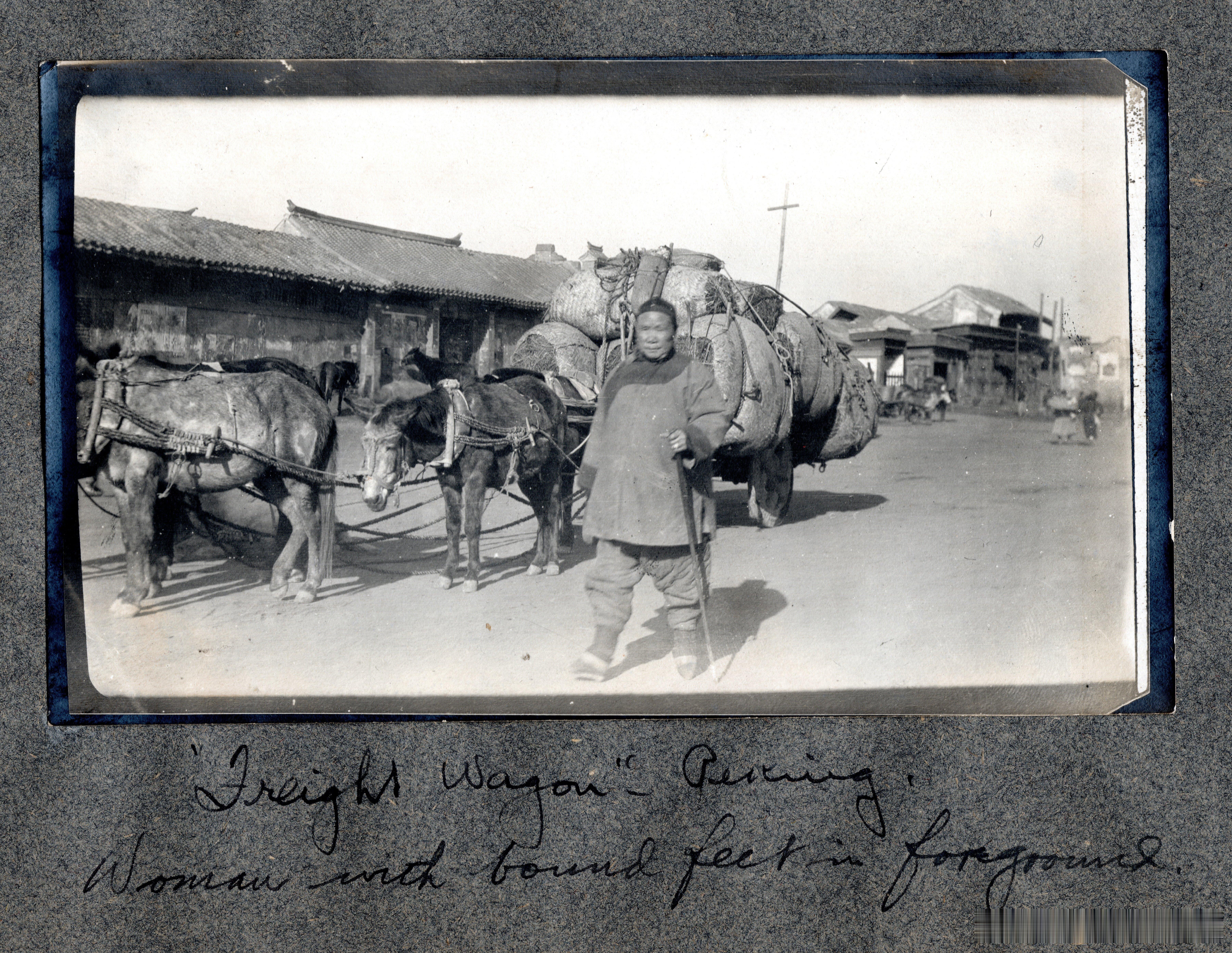 1906年北京街头的货运马车，前景为缠足女子老北京