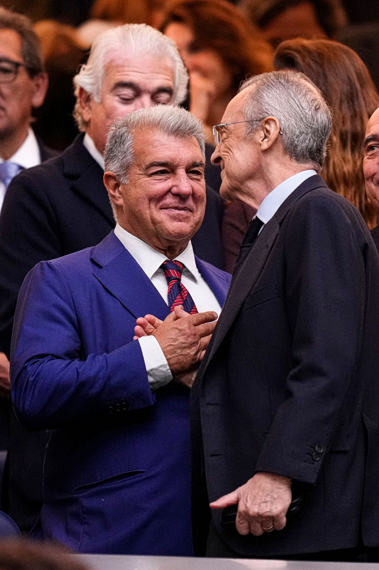 🚨💣 佩德罗·莫拉塔《马卡报》文章：弗洛伦蒂诺值得巴塞罗那授予“金质荣誉勋章