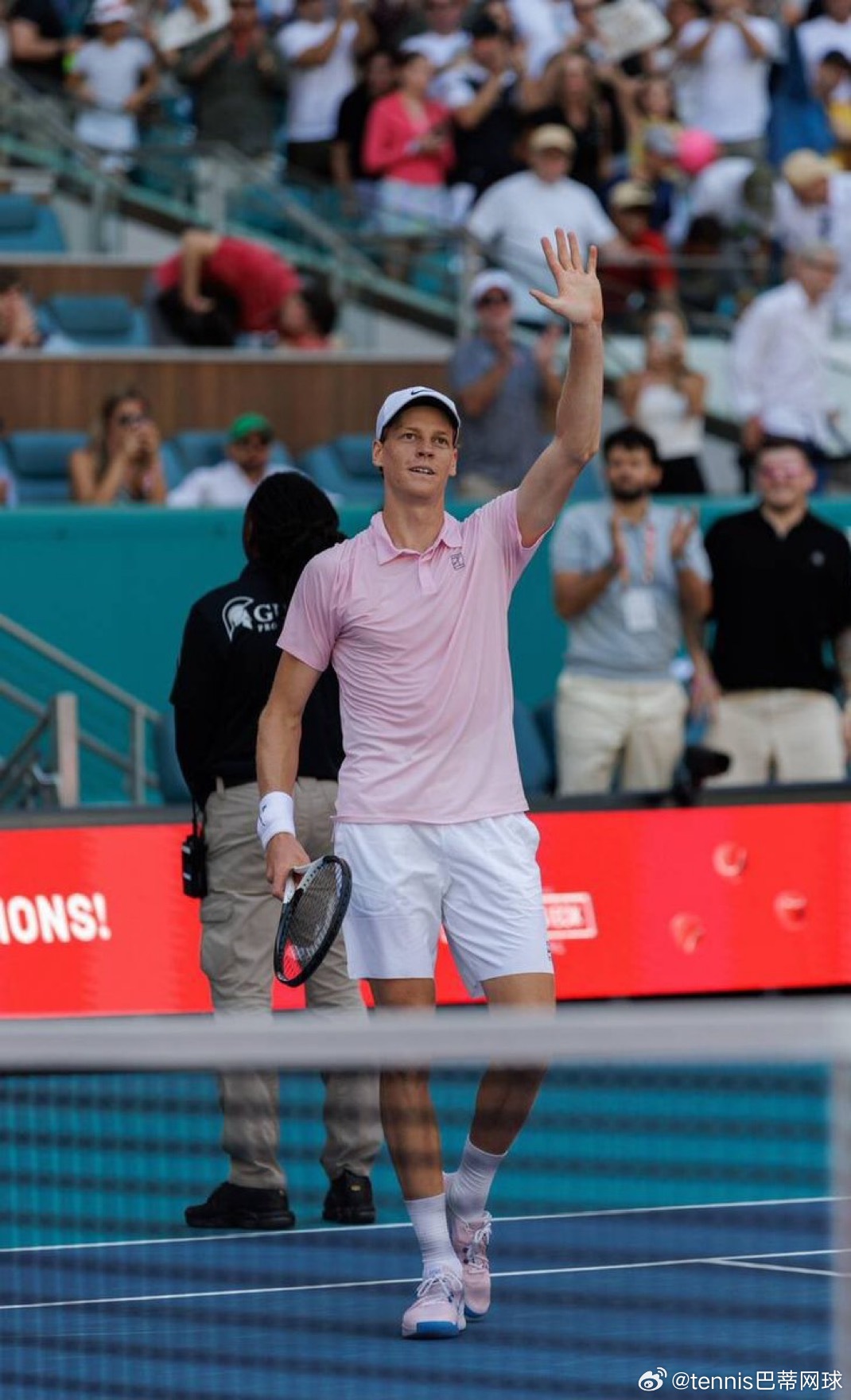 辛纳轻松击败科朗坦穆泰 6-1 6-4打进迈阿密16强✅大师赛连胜26盘。这比德