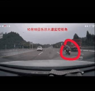 摩托车与轿车相撞，摩托车乘客被甩出近百米
     10月18日下午，四川乐山乐