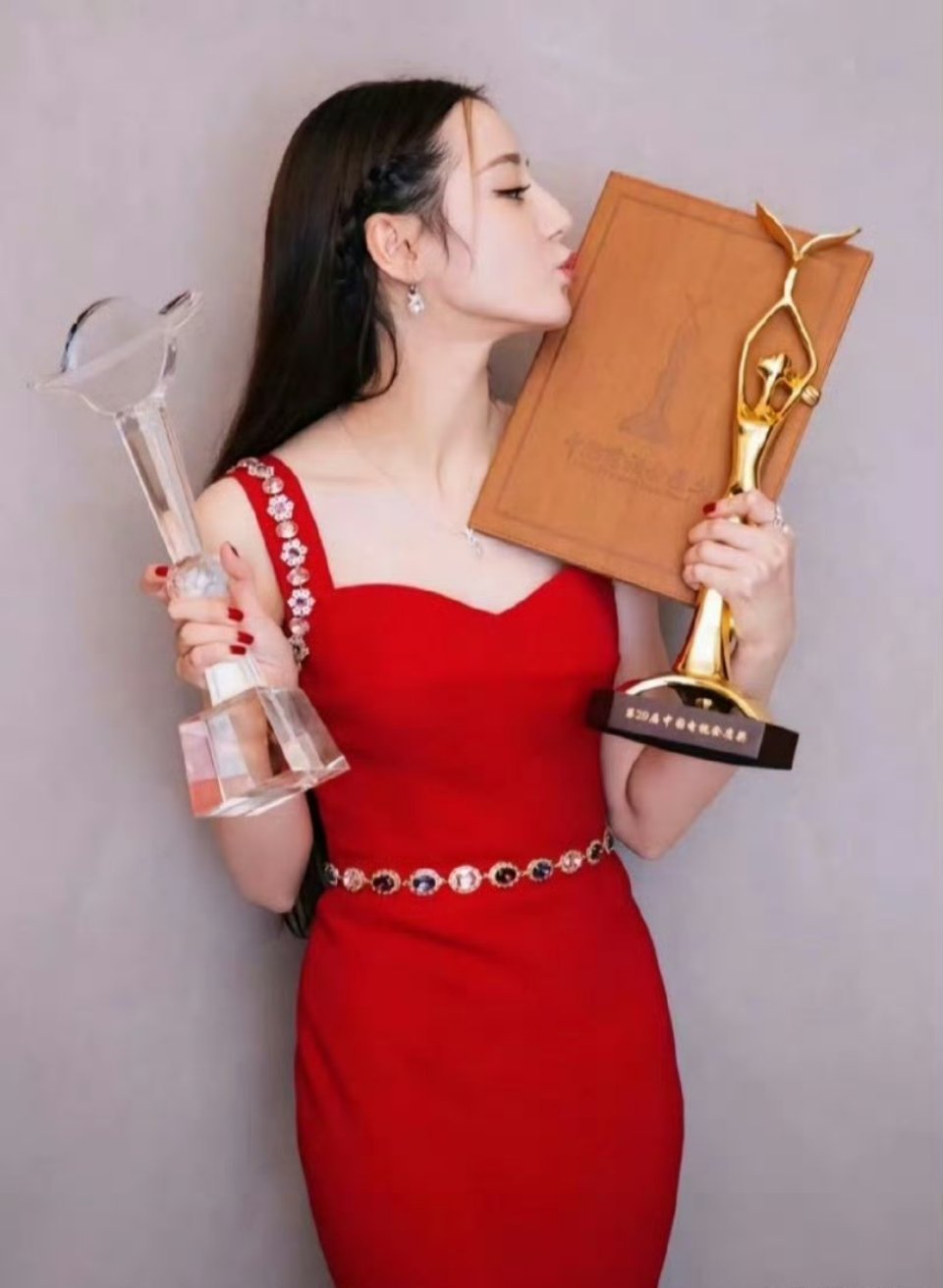 嗯对，迪丽热巴粉丝看见自担的大金杯没有砸在下家身上确实不舒服迪丽热巴粉丝也不舒服