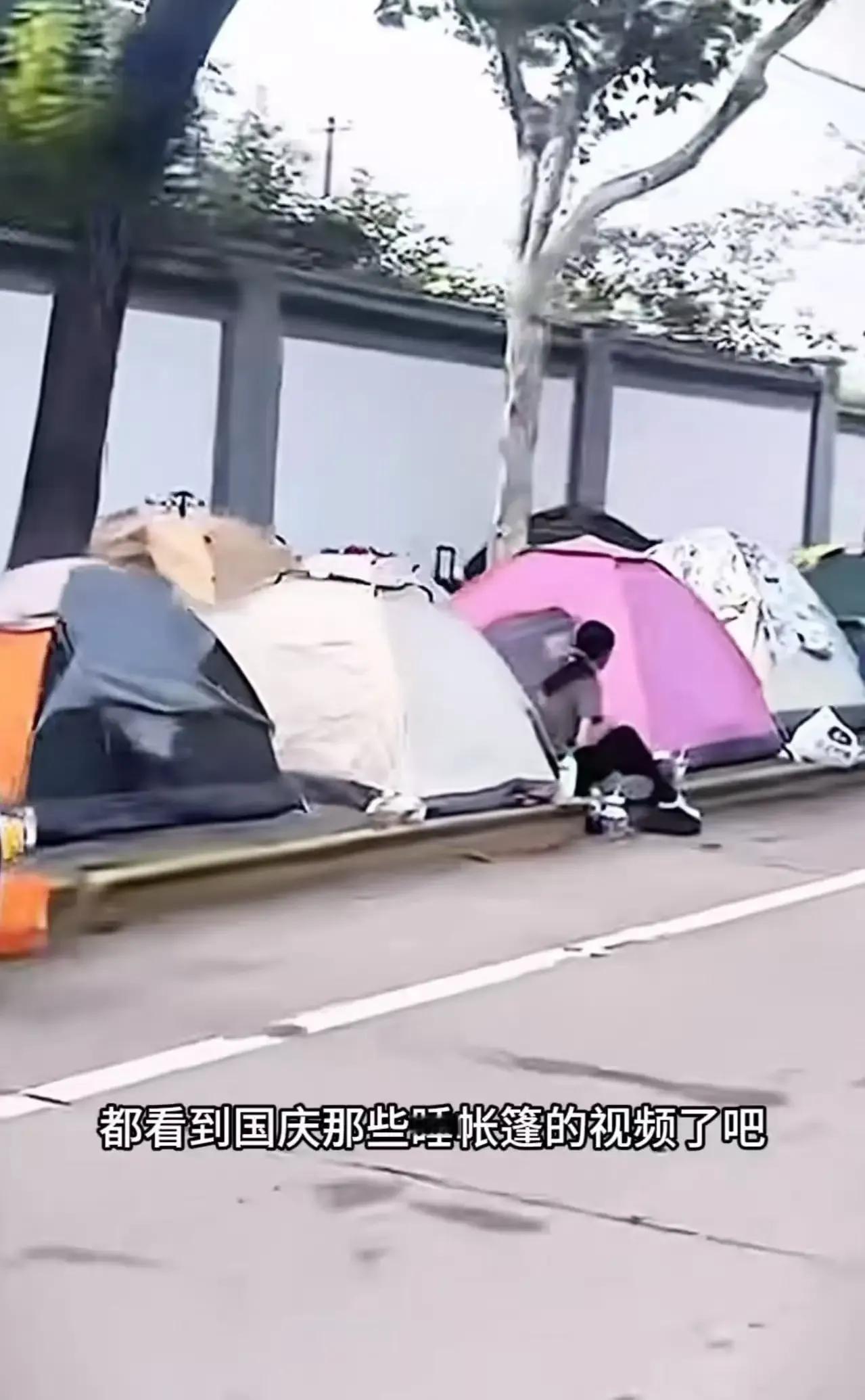 “资本割不动年轻人了！”这句话最近在网上火了起来。国庆假期酒店价格飙升，但年轻人