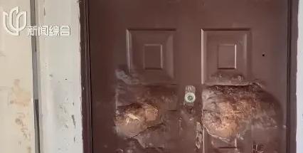 上海，女子家隔壁住了一54岁聋哑男子，经常一丝不挂在楼道走动，还拿铁榔头频繁砸女