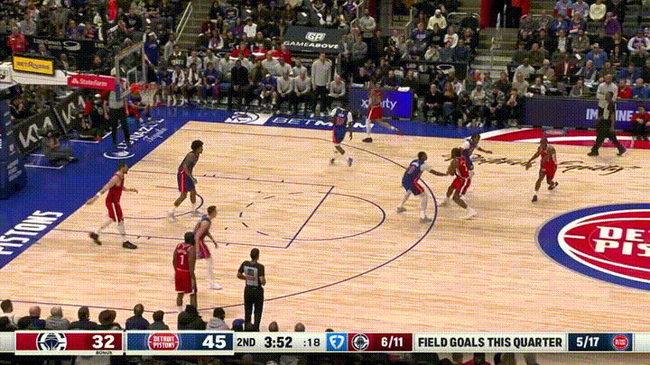 快船超级巨星伦纳德真是太机敏了！在今天快船客场挑战活塞的比赛中，当时比赛进行到了