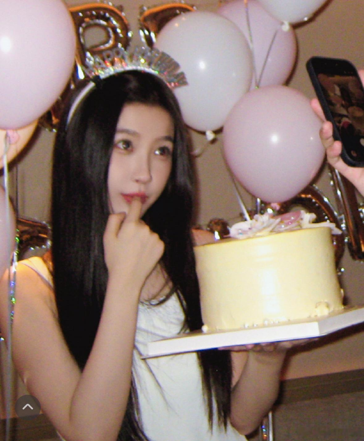 笑不活了 虞书欣生日还真复刻Mike的蛋糕动作太还原了哈哈哈哈哈哈哈哈 