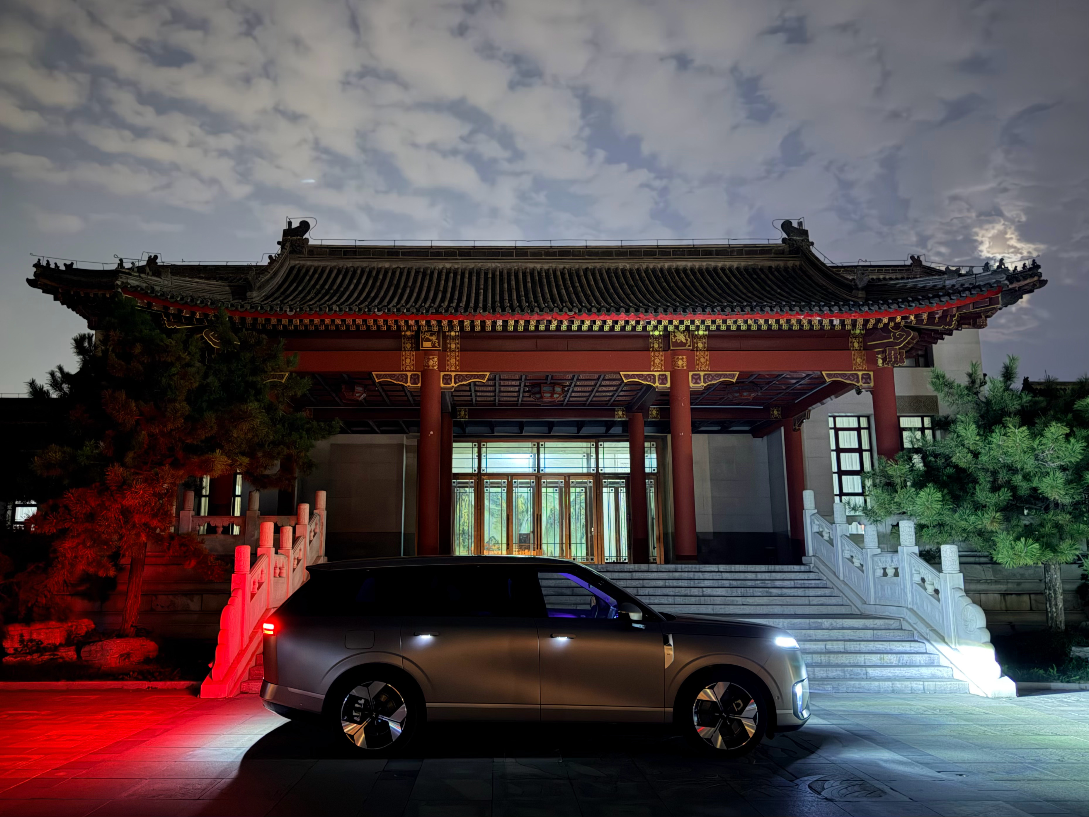 又蹭小鹏回家了，李宝霞订的酒店我以为进故宫了[doge]一问价格280！还得李宝