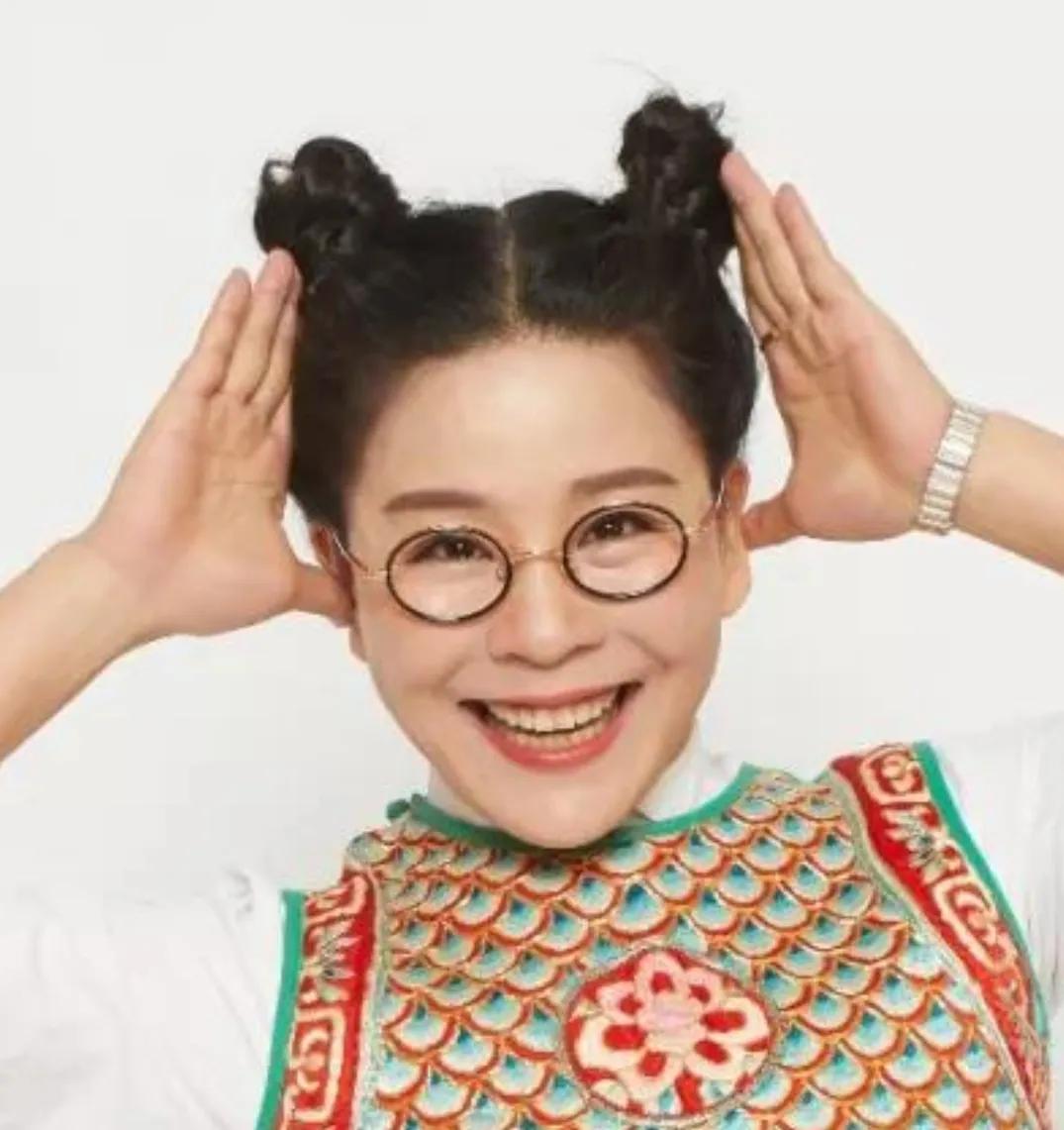 童鸣是湖南本土笑星，代表作品有《小花上课》《我是歌手》《家有贤妻》《岳父的朋友圈