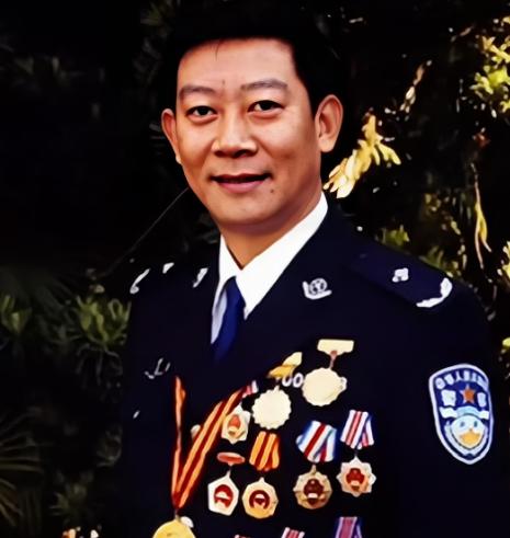 1992年，一缉毒警官露脸参加颁奖仪式。导致他的缉毒警察身份被发现，毒贩为了报复