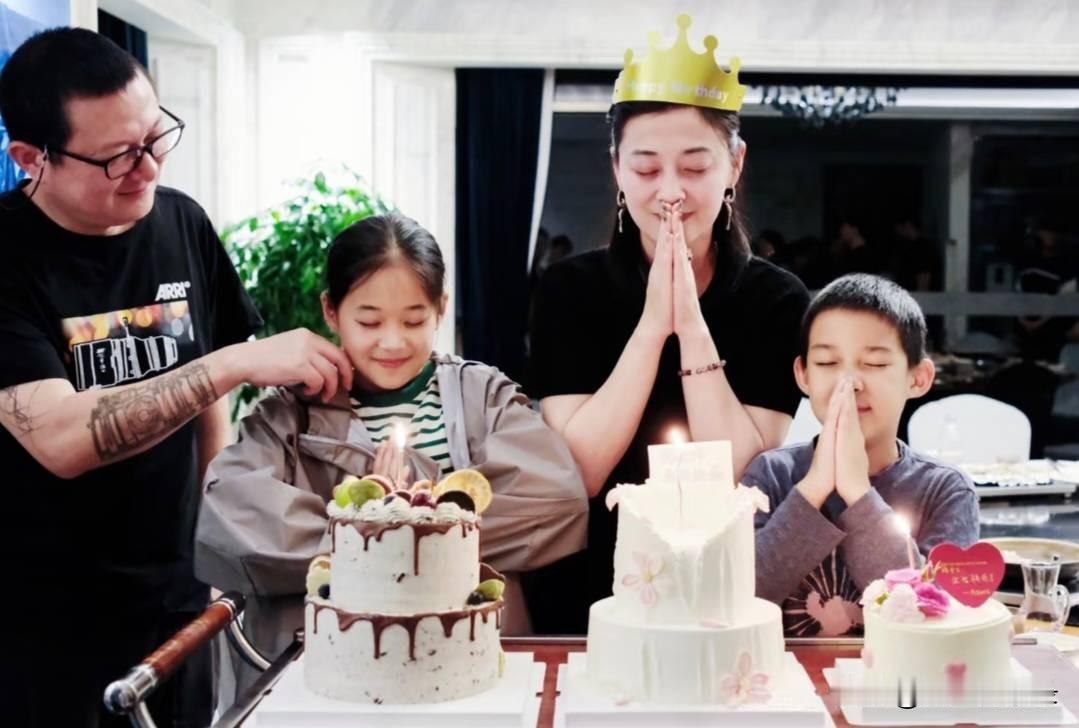 在娱乐圈，嫁得好不算厉害，被婆家捧在手心里疼，才是真的赢了。
梅婷，就是这样一个