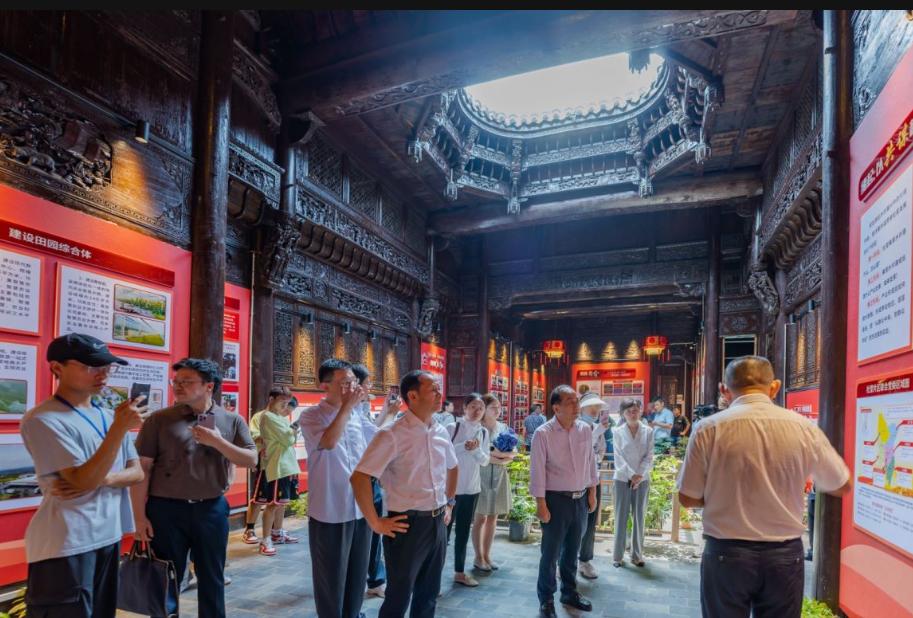 这老房子真不错，身为武汉人也是第一次知道有这么个漂亮的村落，我们的“和美乡村”要