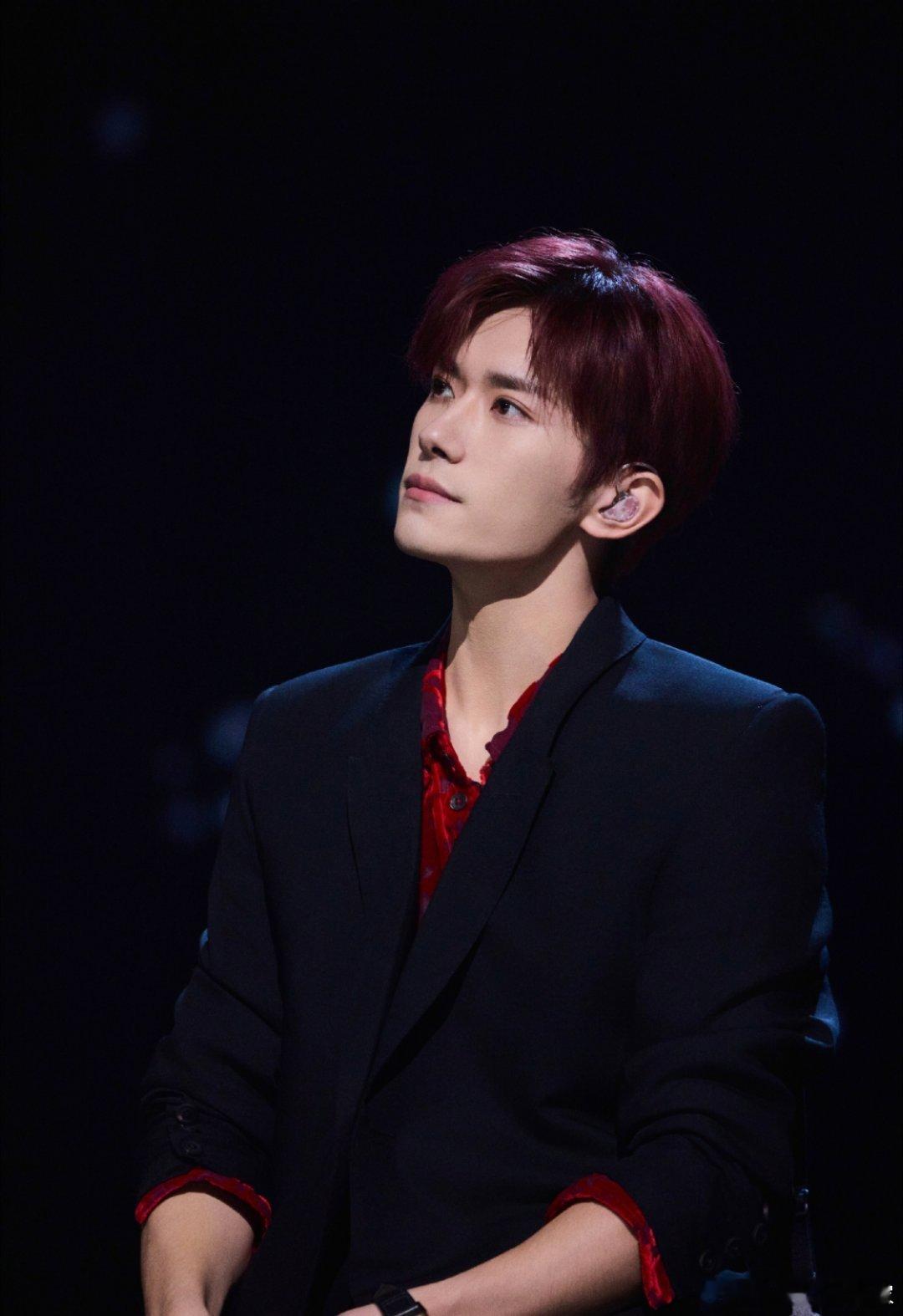 总在心里觉得易烊千玺还是那个青涩少年，可时间不等人，他马上就要告别24岁了。这一