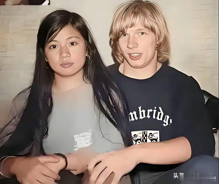 70年代，翁美玲在大学期间与欧洲男友的一张罕见的合影，那时候她不到20岁。 ​​