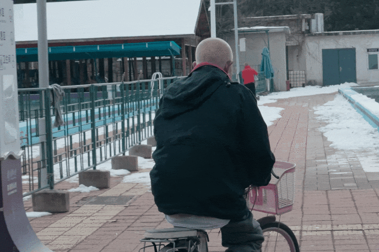 90岁清华教授每天骑自行车去冬泳，年轻人却爬不起床？

清华园有个“硬核大爷”。