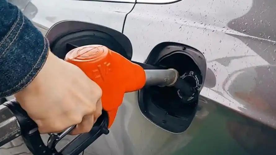 国内油价连涨3轮，92号汽油逼近8元/升，加油站排起长队，有人连夜囤油。与此同时