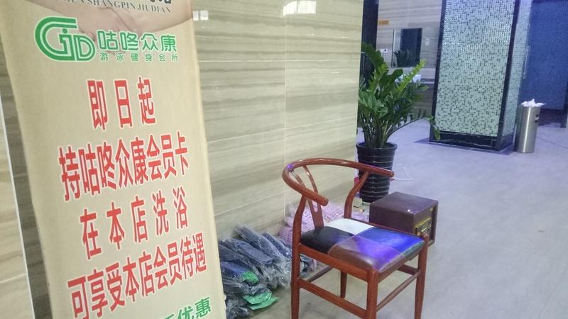 女子健身房洗浴时遭陌生男子闯入 女子健身房洗浴时遭陌生男子闯入，这事儿想想都可怕