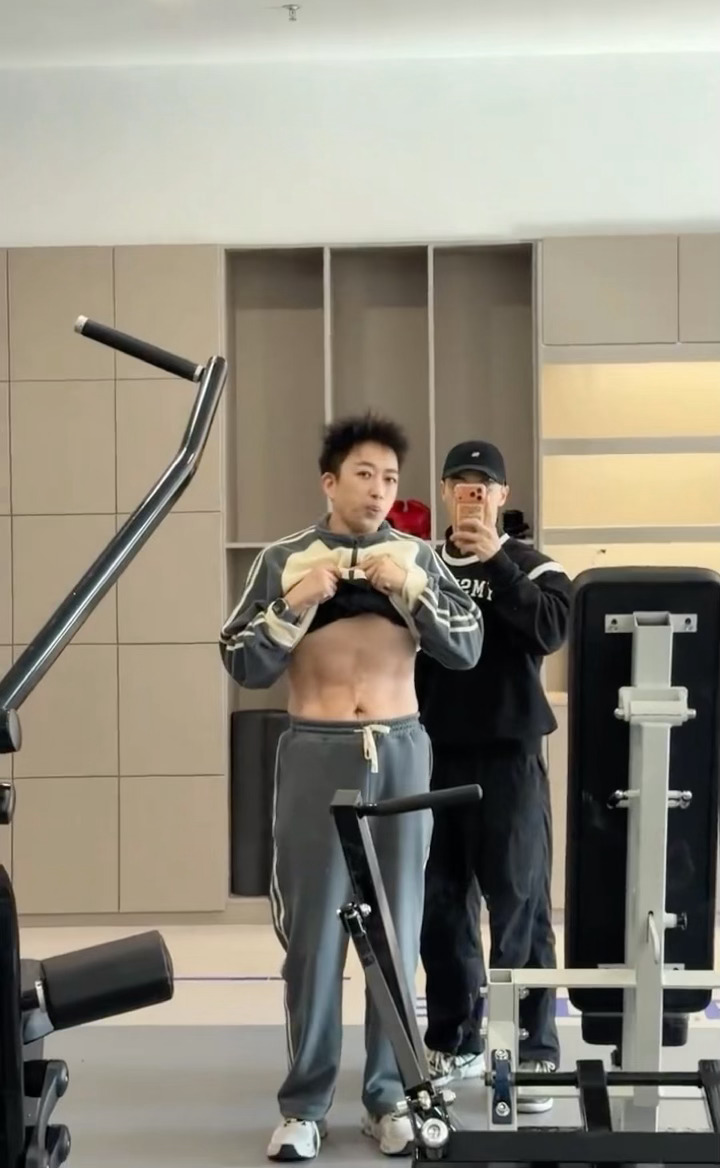 哈哈哈哈哈哈哈微博判定于正腹肌是AI合成气的死丫头在评论区晒动图于正腹肌