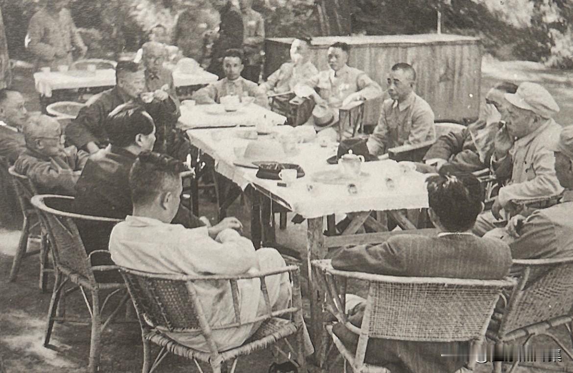 1949年9月，毛泽东主席接见陈明仁（右四）、程潜等。同年8月4日，国民党元老、