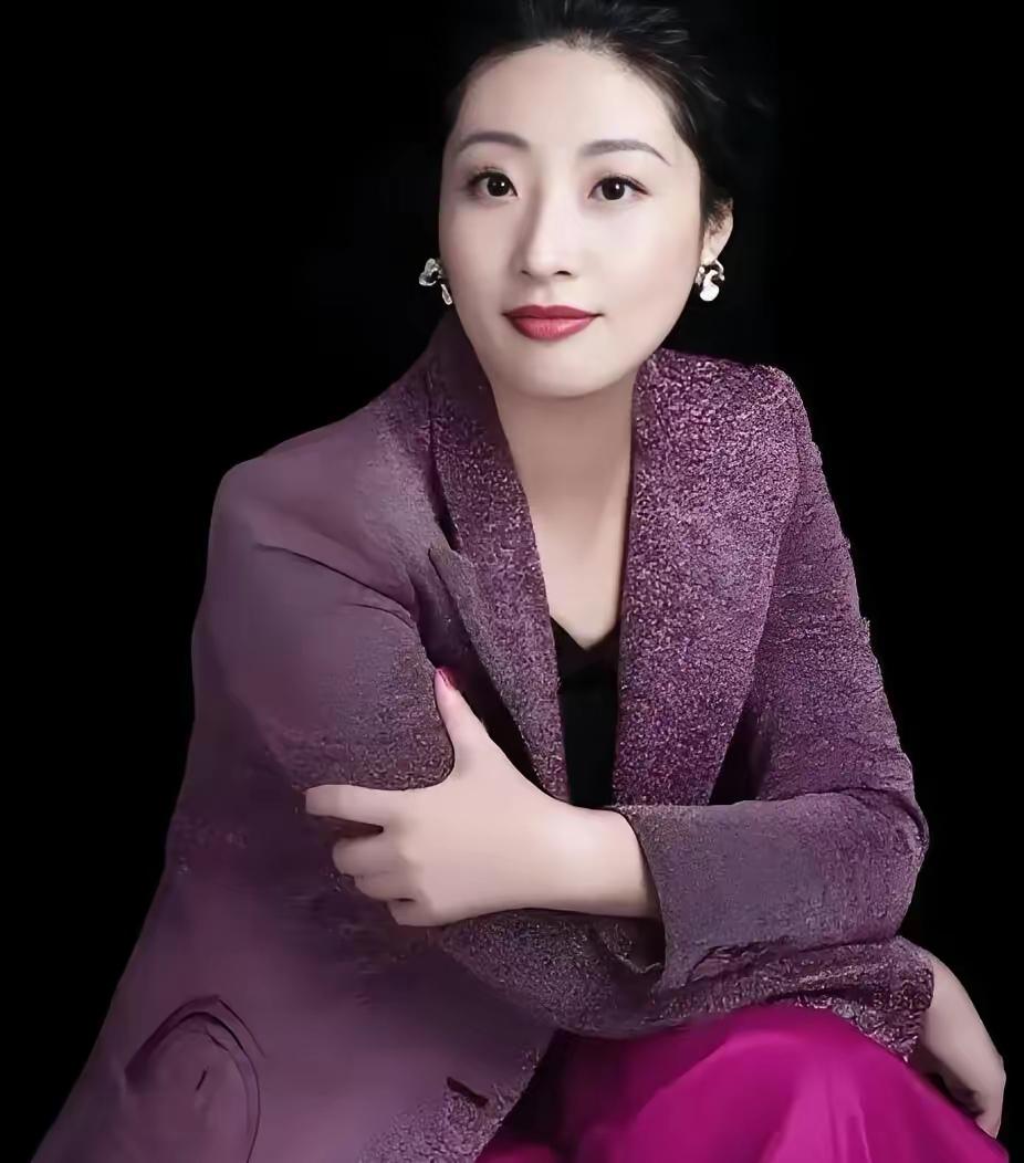 事情发展到现在，说到底，娃哈哈还是离不开宗馥莉。
 
这不是单纯的能力依赖，而是