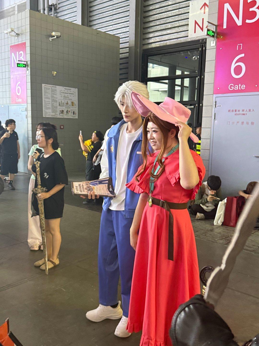 优酷动漫CJ就该留到春晚看谁懂啊家人们，跟Coser合影的时候，他们不仅人长得好
