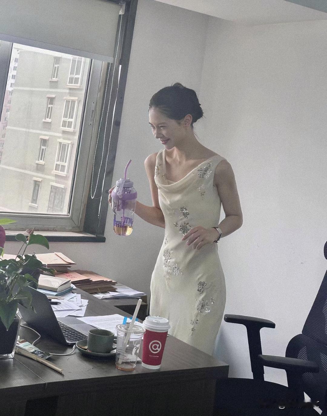 公司里的门面担当，
财务室32岁李艳，正像她的名字那样明艳。
大家都认为财务室里