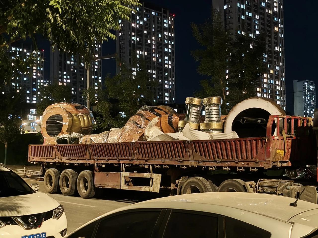 虎啸街网红巨虎进场！夜间实拍吊装现场
 
晚饭后出门散步，路过沈阳大东区虎啸街文