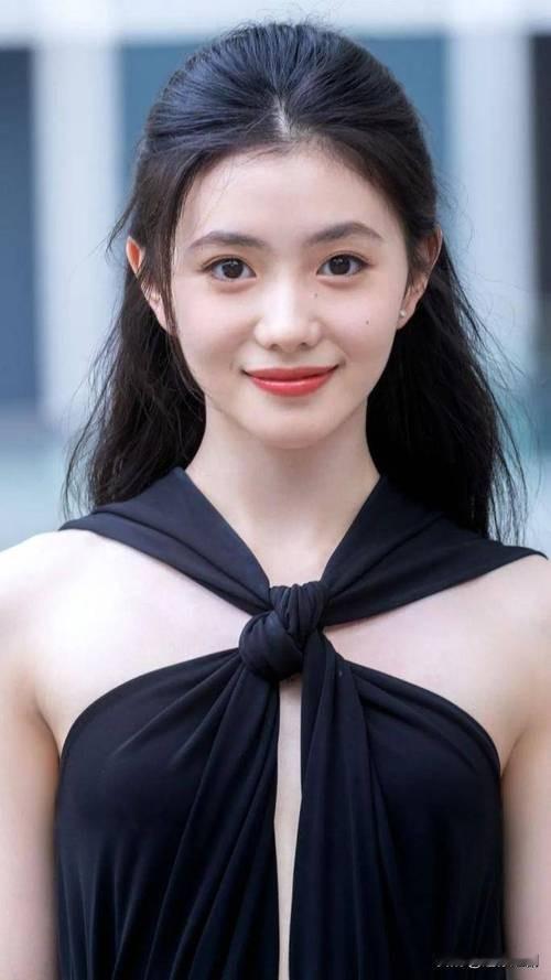 原生家庭的阴影是笼罩在她身上难以驱散的迷雾。2012年，父母经营的舞蹈学校因教学
