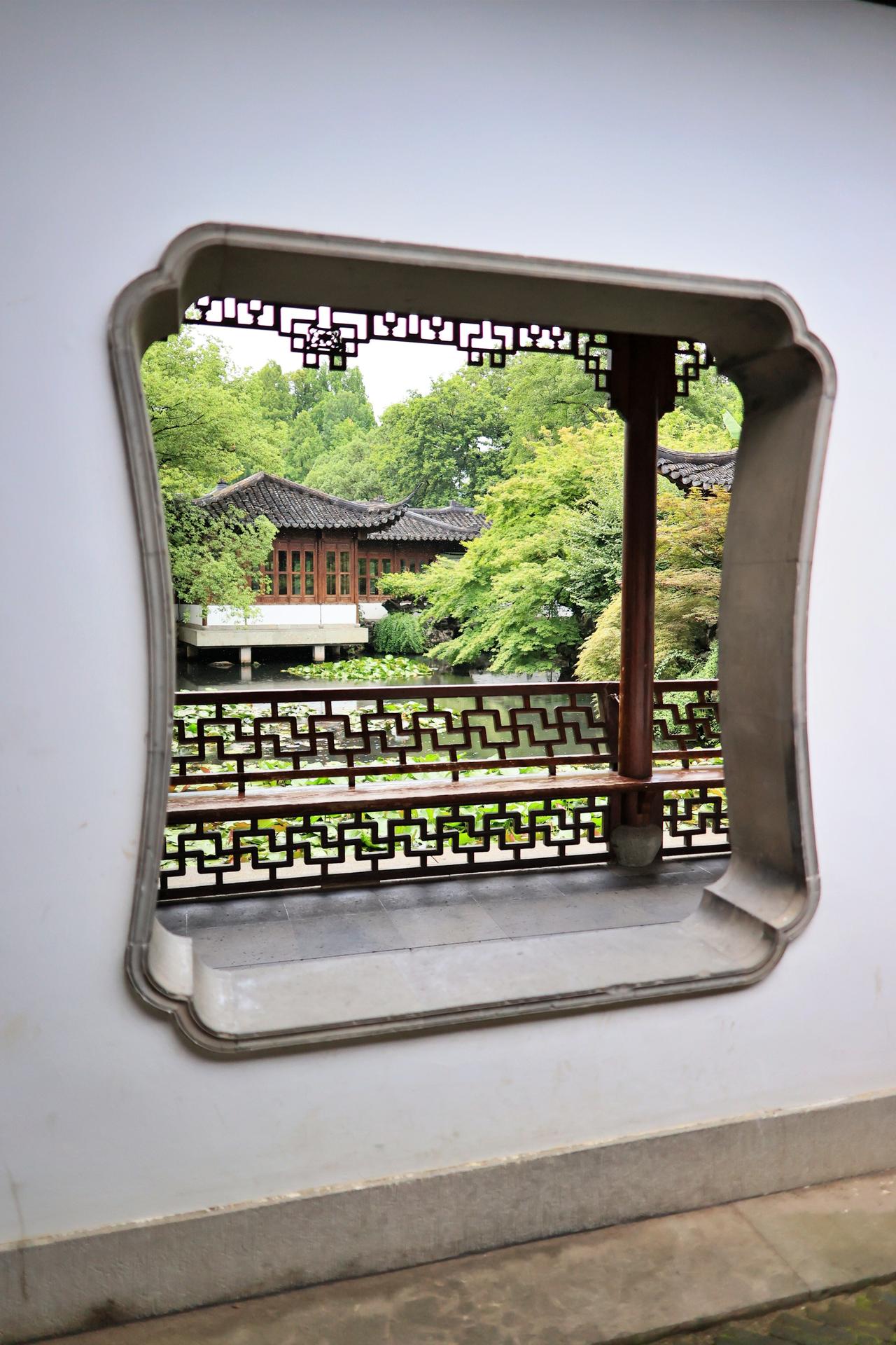西湖畔最具江南世家气韵的园林。非郭庄莫属。
入门窄巷夹墙，不彰不露，儒家之风。