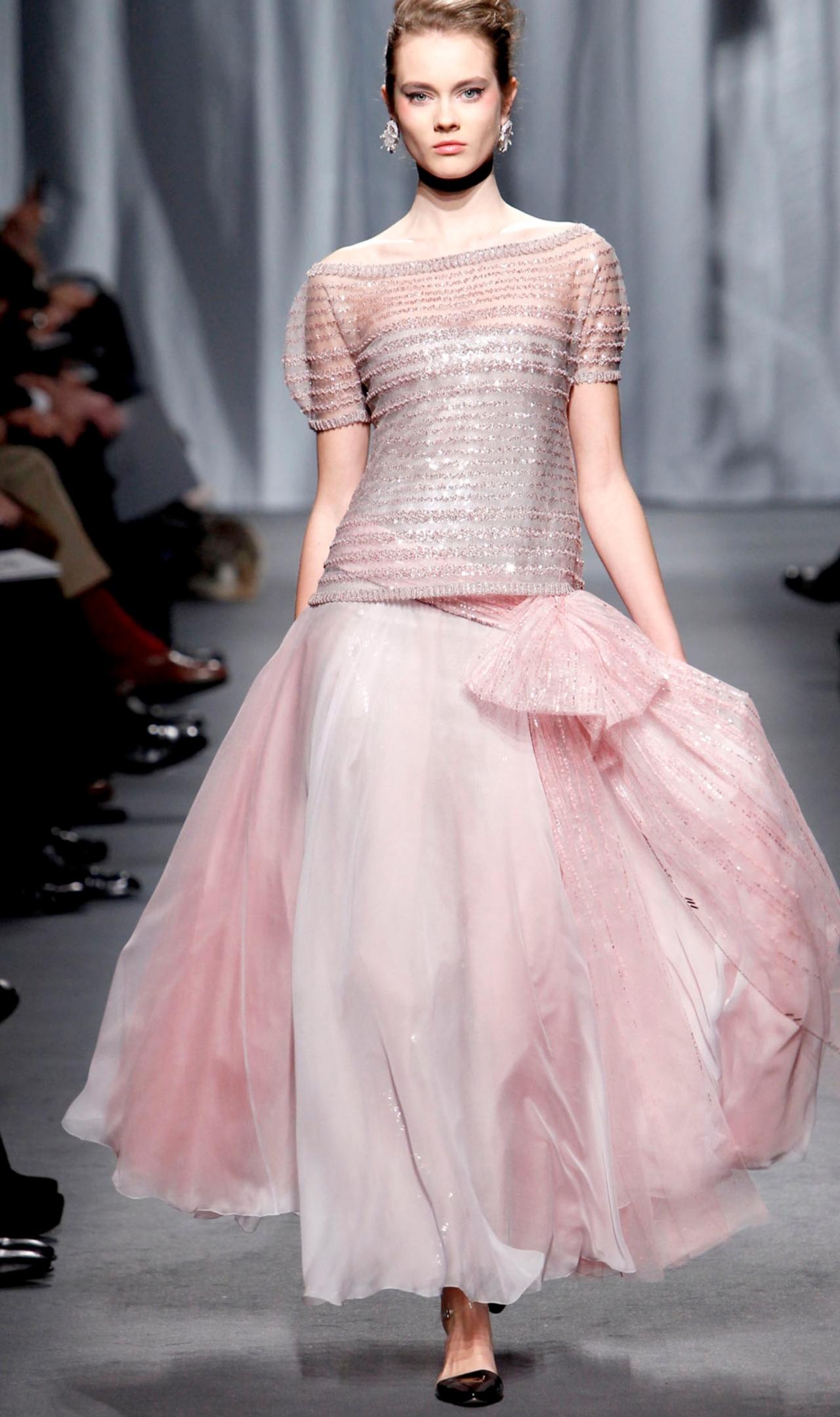 秀场回顾 | Chanel2011春夏高定系列
老佛爷用一场芭蕾梦境重新定义了香