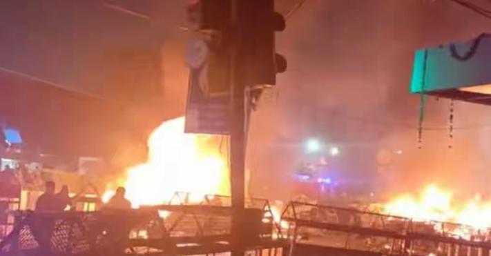 现在压力已经全部砸在莫迪头上了，新德里红堡地铁站自杀式爆炸事件，已经激发了印度疯