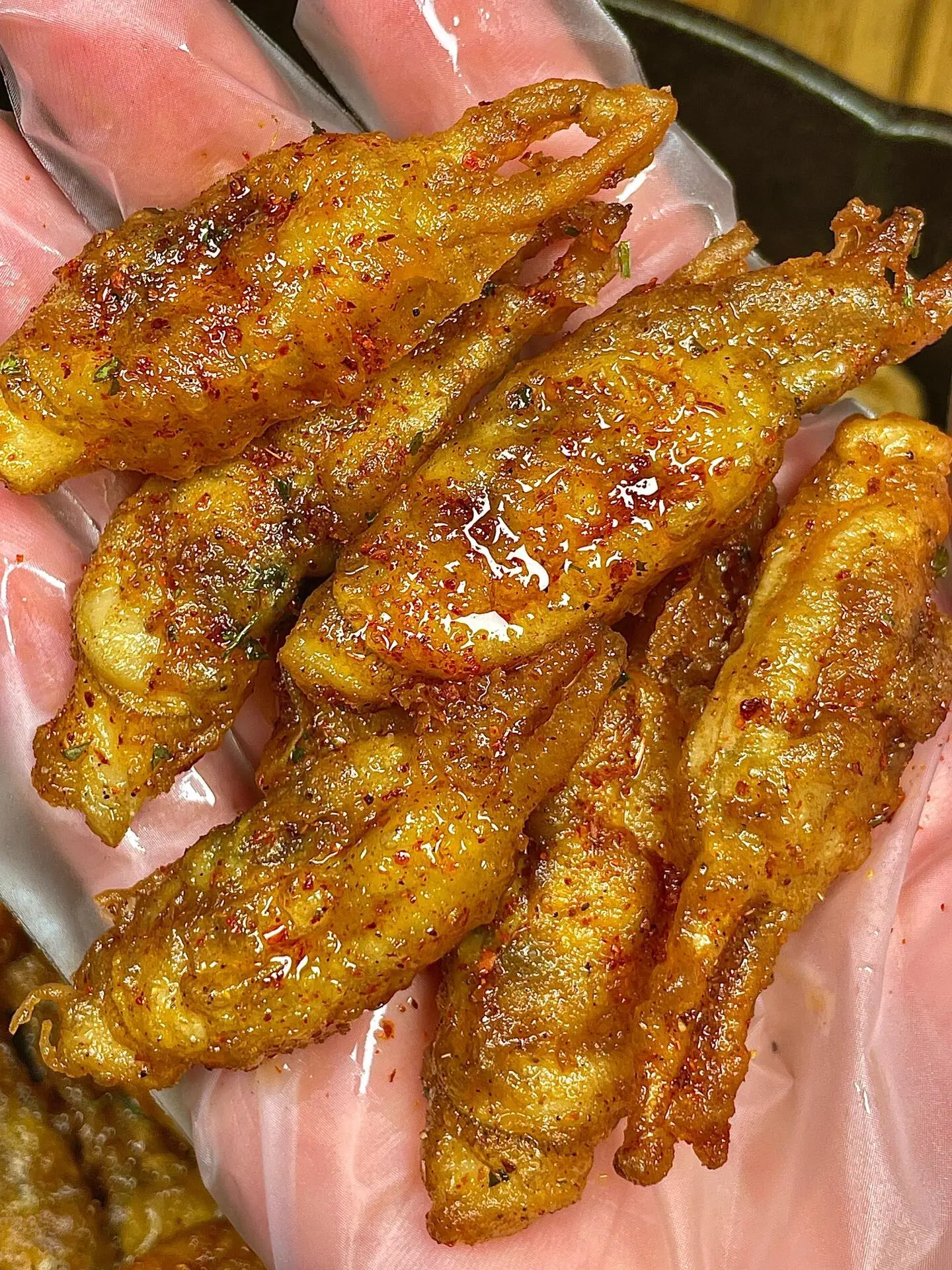 我的妈呀，这个椒盐蛏子简直无敌。外酥里嫩的的脆皮椒盐蛏子，真的香迷糊了...
