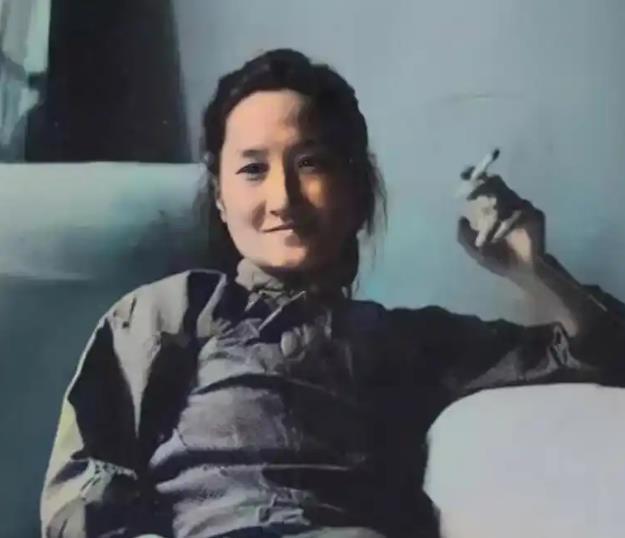 1965年，62岁陆小曼去世。

消毒水味混着旧绸衫的霉气，62岁的陆小曼躺在床