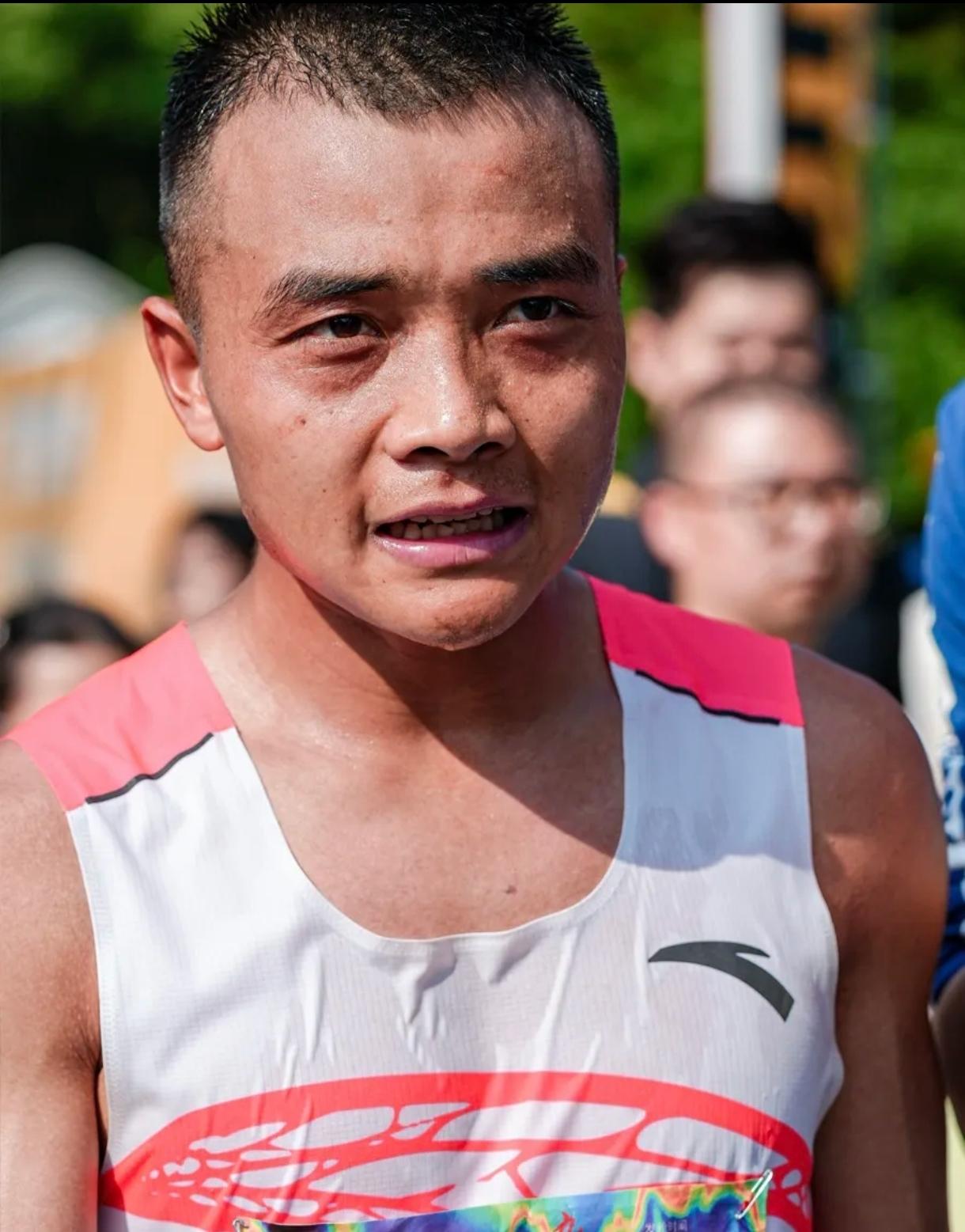 跑圈小钢炮杨春龙：身高157，却跑出王者战绩！
 
他身高只有157厘米，曾被嘲