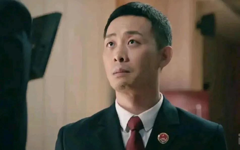 张译在《九部的检察官》里的状态和演《三大队》里差不多。甚至和演《欢颜》时的状态也