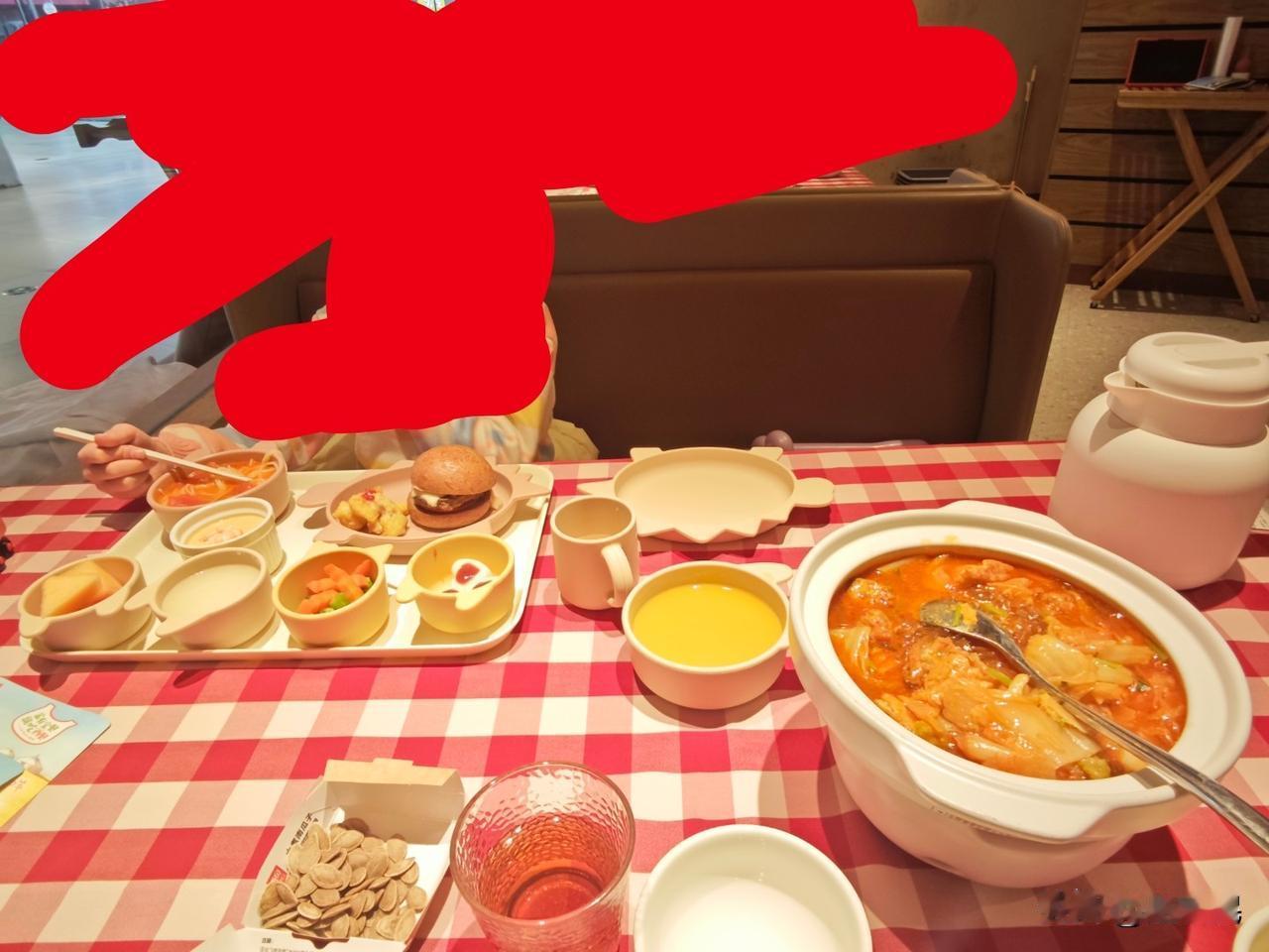 西贝真是有毒啊，昨天晚上带孩子吃过西贝了，然后和孩子商量中午吃啥，她说还吃西贝，