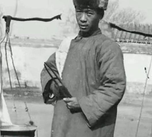 照片上这位有些青涩的少年是抗日烈士查子香。他贫苦农民家庭出身，在理发馆当学徒糊口