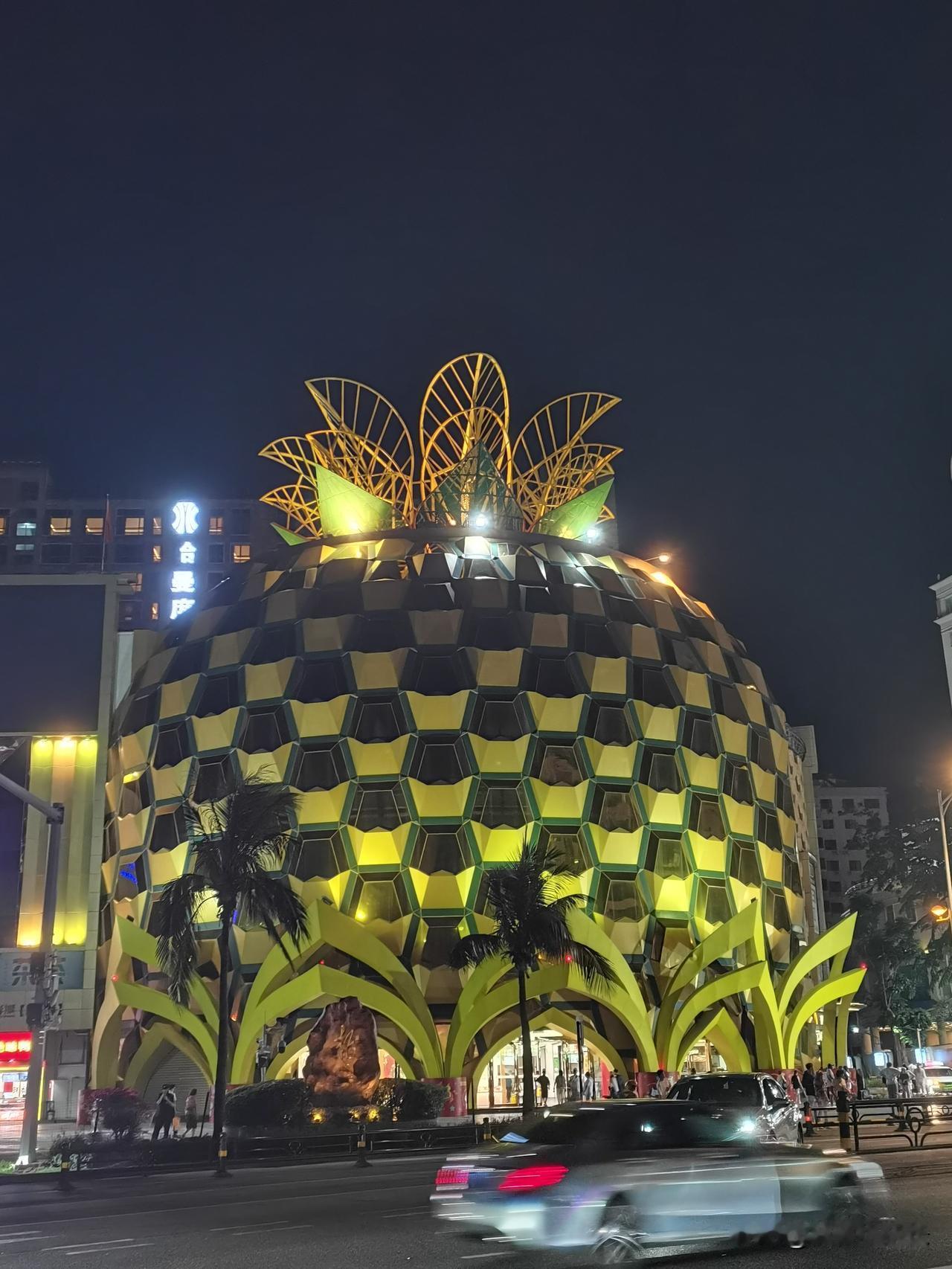 海南省三亚市，街上，海边，商场里，到处都是俄罗斯人。在三亚，你会误以为自己到了俄