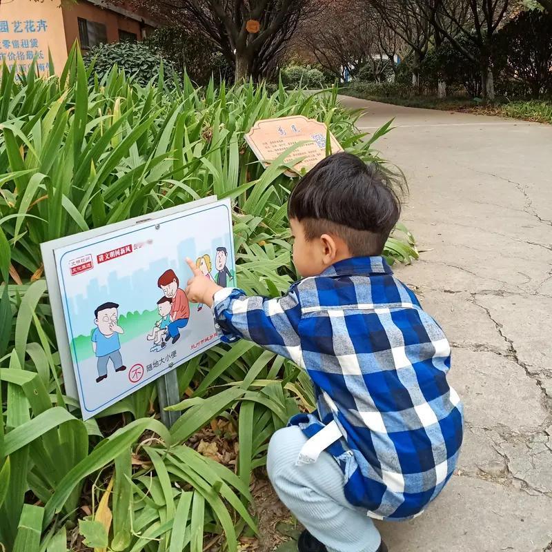 “好孩子都是夸出来的”这观点有一定道理，但不能一概而论。
适当夸奖能激发孩子自信