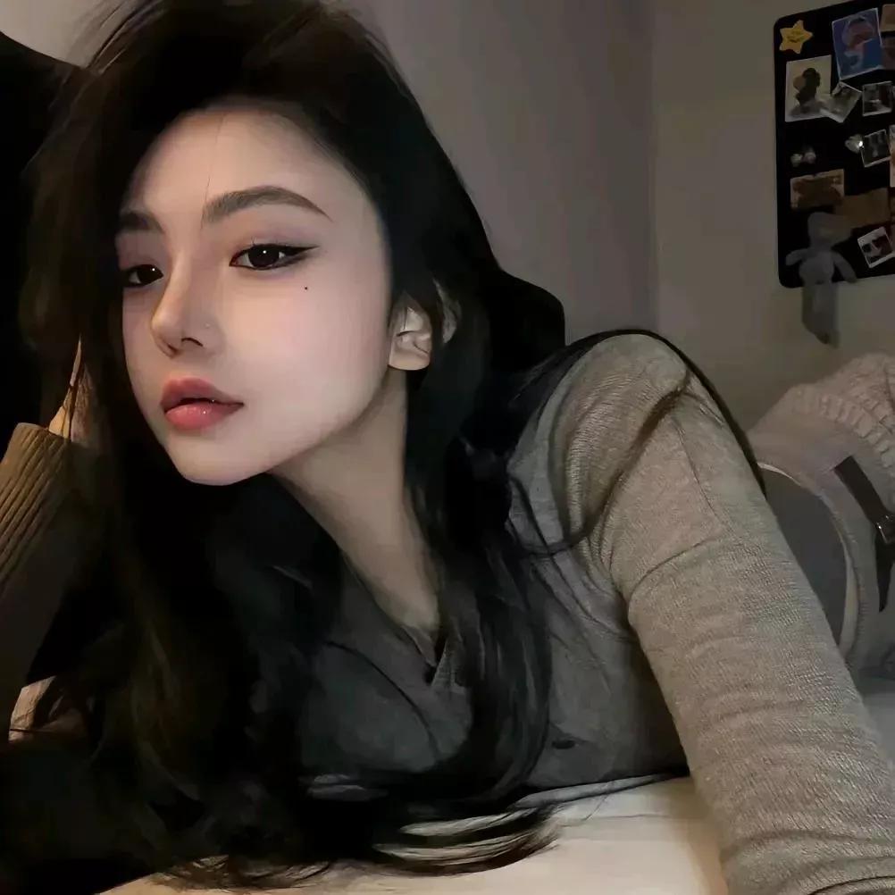 沉静的夜晚，独坐床边，思绪万千。夜深都在想什么 沉思静谧氛围 心事重重的深夜 夜