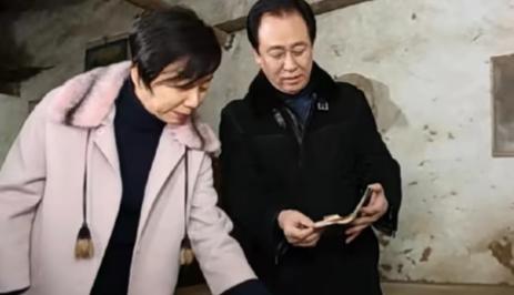 远在英国的丁玉梅，看到老许父子三人被宣判的消息，尤其是看到相伴了近40年的枕边人