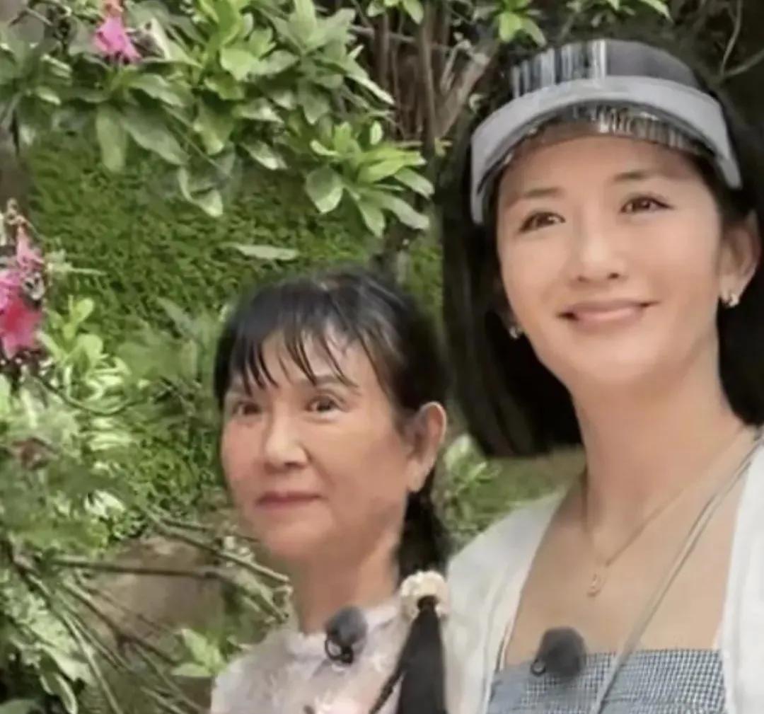 谢娜不基础谢娜妈妈更不基础，真是让人太惊叹了！家人们，谢娜和她妈妈的互动，我差点