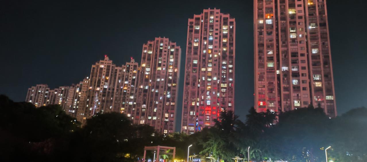 城市之光
夏初的夜空，如同披上一件黑袍，不知怎的，如今难得再见幽幽夜空中那满天眨