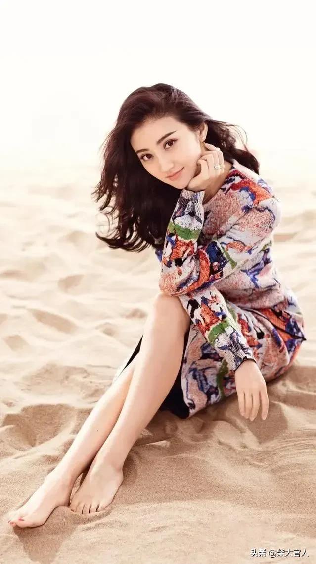 沙中坐美人，笑语动芳心。