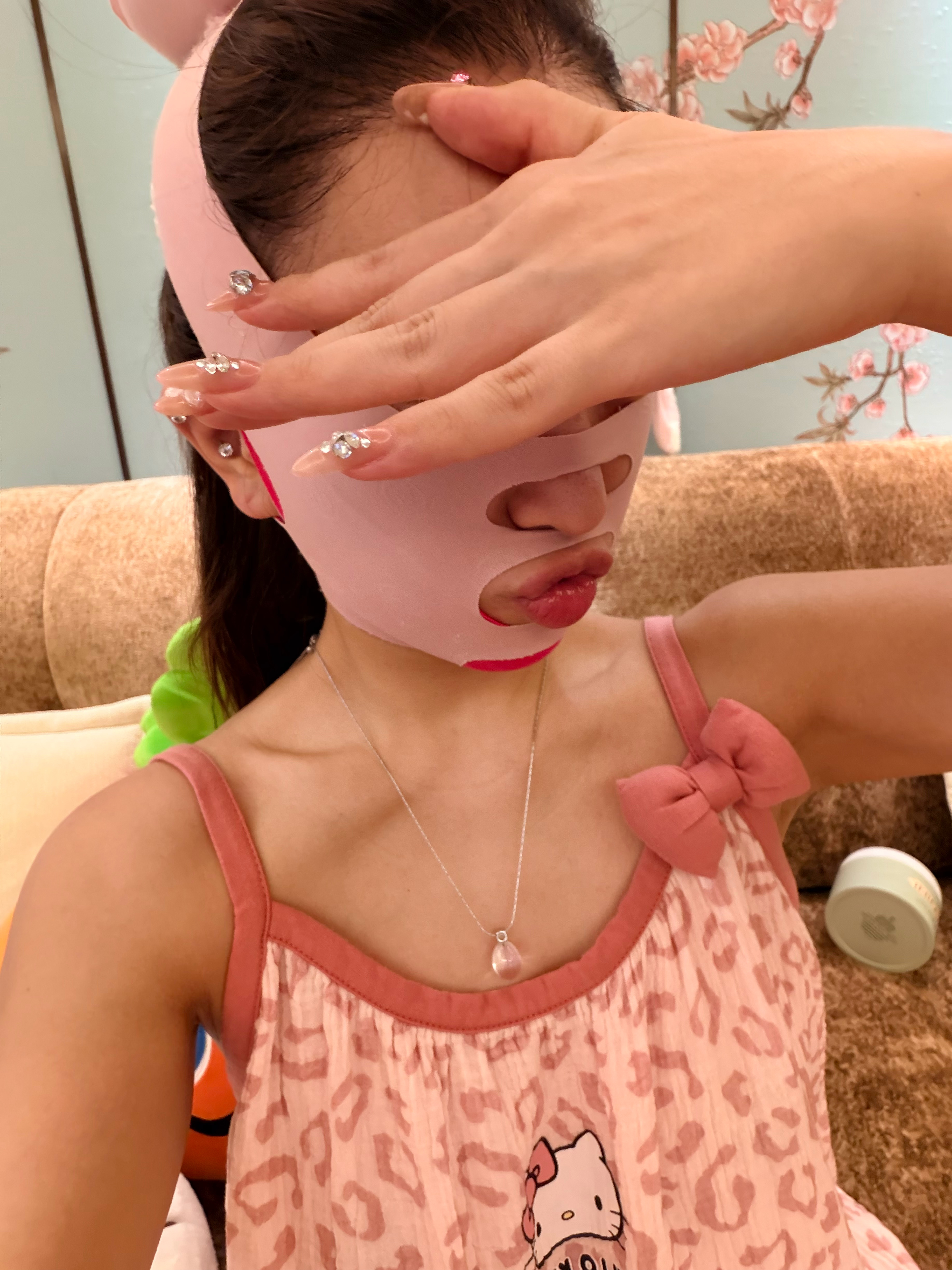 情头来的(好多人说瘦脸面膜勒耳朵，而我，不仅戴着它，还要再戴一个提拉面罩哈哈哈哈