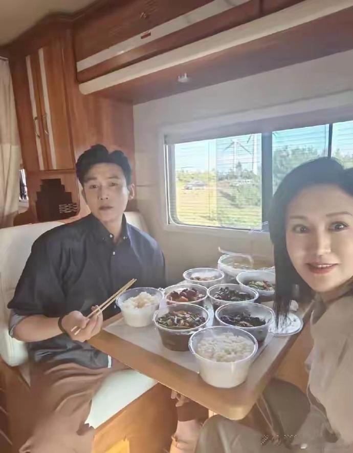 陆毅和他的妻子在房车内享用了一顿丰盛的餐点，有六道菜、一碗汤，以及两大盒米饭，这